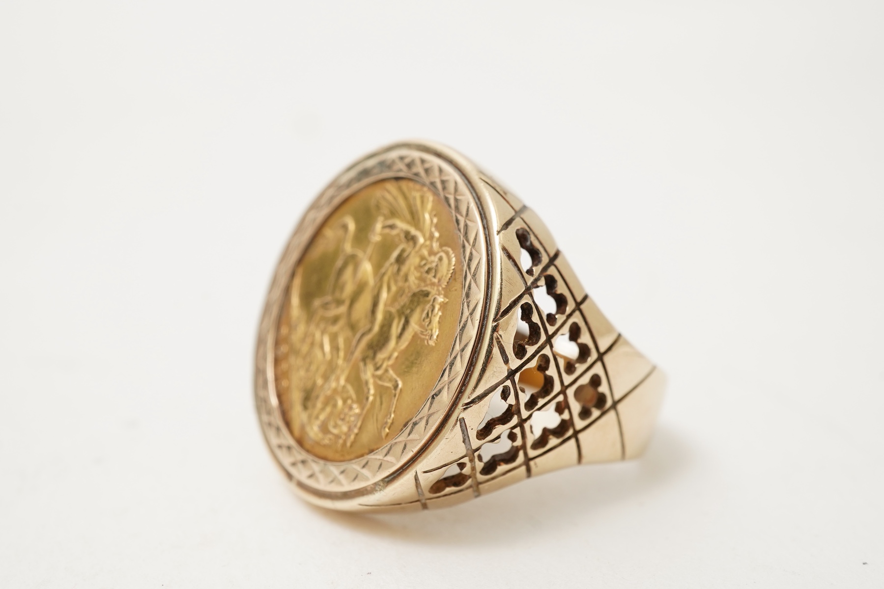 A George V sovereign coin ring, 1913 and later
